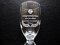 「会社のマーク、Congratulations new president、新社長の名前」を側面に彫刻した、社長就任祝い用のビアグラス