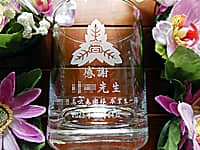 校章、先生の名前、贈り主の名前を側面に彫刻した卒業生から部活顧問の先生へ贈るロックグラス