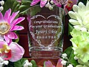 �uCongratulations on your graduation�A���Ɛ��̖��O�A���������v�𒤍������A���ƋL�O�i�p�̃��b�N�O���X