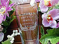 �u�j��ސE�L�O �����l�v�𑤖ʂɒ��������A��N�ސE�̃v���[���g�p�̖�����r�A�O���X