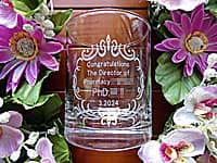 �uCongratulations! The director of pharmacy�v�𑤖ʂɒ��������A��ܕ����A�C�j���p�̃��b�N�O���X