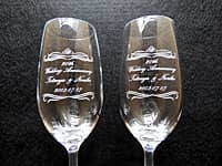 �u20th wedding anniversary�A�U�ߗl�Ɖ����܂̖��O�A�����L�O���̓��t�v�𑤖ʂɒ��������A����20���N�j���p�̃y�A�̃s���X�i�[�O���X