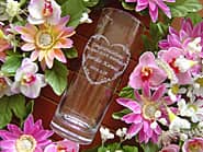 「Congratulations on your 60th birthday、名前」を側面に彫刻した、還暦祝い用のタンブラーグラス