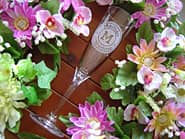 ロゴマークを側面に彫刻した、開店祝い用のシャンパングラス