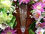 お店のロゴマークを側面に彫刻した、周年祝い用のシャンパングラス