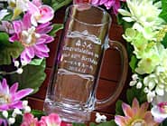 「○○さん、Congratulations on your 60th birthday」を側面に彫刻した、還暦祝い用のビアジョッキ