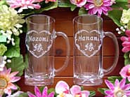 新郎新婦の名前を側面に彫刻した、結婚祝い用のペアのビアジョッキ