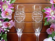 「Happy wedding、新郎と新婦の名前、日付」を彫刻した、結婚祝い用のペアのシャンパングラス
