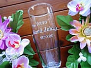 「サムアップのイラスト、Good job、受賞者の名前、会社名」を側面に彫刻した、永年勤続の表彰記念品用のピルスナーグラス