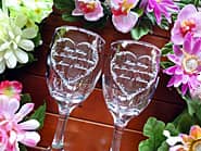 「Happy wedding、新郎と新婦の名前、結婚式の日付」を側面に彫刻した、結婚祝い用のペアのワイングラス