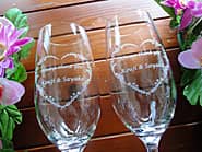 「Happy wedding、新郎と新婦の名前」を彫刻した、結婚祝い用のペアのピルスナーグラス