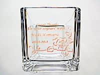 「Great thanks for your 10 years work、表彰される方の名前、表彰日の日付」を側面に彫刻した、勤続10年表彰用のガラス花瓶