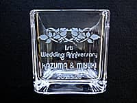 �u1st Wedding Anniversary�A�U�ߗl�Ɖ����܂̖��O�A�����L�O���̓��t�v�𑤖ʂɒ��������A�����L�O���j���p�̃L���[�u�^�t�����[�x�[�X