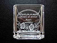 「Thank you so much 20years of service、永年勤続者の名前、表彰日の日付」を側面に彫刻した、勤続20年表彰用のキューブ型のガラス花瓶