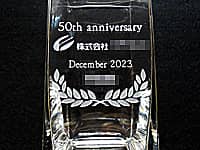 �u50th anniversary�A�����̉�Ђ̃��S�}�[�N�A���N���̓��t�A�����̉�Ж��v�𑤖ʂɒ��������A���N�j���p�̃t�����[�x�[�X