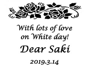 �uWith lots of love on white day�A���鑊��̖��O�A�z���C�g�f�[�̓��t�v�����C�A�E�g�����A�z���C�g�f�[�̃v���[���g�p�̃O���X�ɒ�������}��