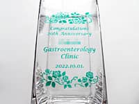 �uCongratulations 20th anniversary�A�N���j�b�N�̖��O�A���N���̓��t�v�𑤖ʂɒ��������A���N�j���p�̃t�����[�x�[�X