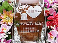 ��Ђ̃L�����N�^�[�A��N�ސE������̖��O�A���ӂ����߂����b�Z�[�W�A�����̖��O�𑤖ʂɒ��������A��N�ސE�̋L�O�i�p�̃K���X�ԕr