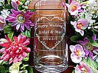 「Happy Wedding、新郎と新婦の名前、結婚式の日付」を側面に彫刻した、結婚祝い用のガラス花瓶