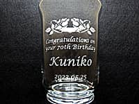 「Congratulations on your 70th birthday、贈る相手の名前、70歳の誕生日の日付」を側面に彫刻した、古希祝い用の花瓶