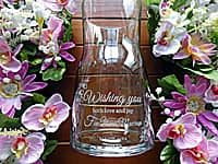 お客様がデザインしたオリジナル図案を側面に彫刻した、結婚祝い用のフラワーベース