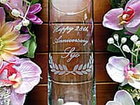 �uHappy 28th Anniversary ���鑊��̖��O�v�𑤖ʂɒ��������A�a�����v���[���g�p�̃K���X�Ԋ�