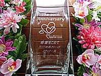 �uThe 20th anniversary�A���ȃN���j�b�N�̃��S�}�[�N�A���ӂ����߂� �X�^�b�t�ꓯ�v�𑤖ʂɒ��������A���ȃN���j�b�N��20���N�j���p�̉ԕr