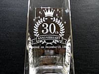 ���q�l���f�U�C�������}�Ă𑤖ʂɒ��������A�َq�X��30���N�j���p�̉ԕr