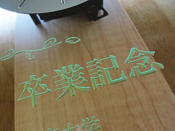 �S�[���h�ɒ��F�����A�w�Z�Ɋ񑡂���|�����v�̑O�ʃK���X�ɒ��������u���ƋL�O�v�̃N���[�Y�A�b�v�摜