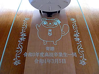 �w�Z�̃}�X�R�b�g�L�����N�^�[��O�ʃK���X�ɒ��������A���Ɛ�����w�Z�Ɋ񑡂���|�����v