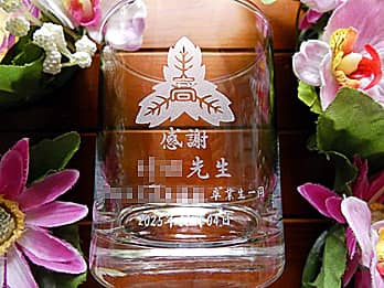 �Z�͂𑤖ʂɒ����������Ɛ����畔���̌ږ�̐搶�֑���O���X