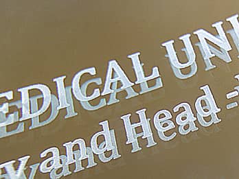 ���Ɗ񑡕i�p�̋��̕\�ʂɒ��������w�Z���̃N���[�Y�A�b�v�摜