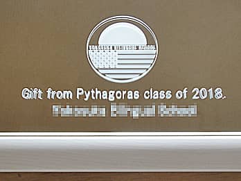 �ۈ牀�̃}�[�N�Ƒ����̖��O��\�ʂɒ������������񑡕i�p�̋�