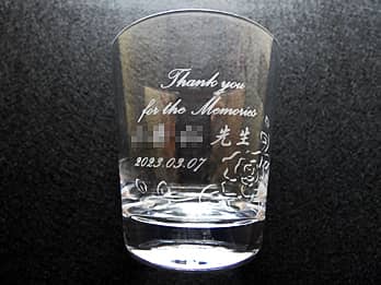 �uThank you for the memories�A�����搶�A���Ǝ��̓��t�v�𑤖ʂɒ��������A���Ɛ�����S�C�̐搶�֑��郍�b�N�O���X