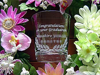 �uCongratulations on your Graduation�A���Ƃ��鐶�k�̖��O�A�w�Z���v�𑤖ʂɒ��������A���ƋL�O�i�p�̃��b�N�O���X