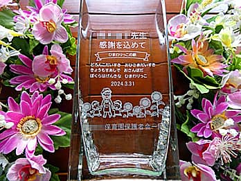 ���q�l���f�U�C�������}�Ă𑤖ʂɒ��������A�������̕ی�҉��搶�ɑ���t�����[�x�[�X