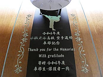 ���̏R��̃C���X�g��O�ʃK���X�ɒ��������A���Ɛ����畔�Ɋ񑡂���|�����v