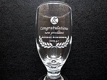 ��Ђ̃}�[�N�A���j�����b�Z�[�W�A�V�В��̖��O�A�A�C���̓��t�𑤖ʂɒ��������A�В��A�C�j���p�̃O���X