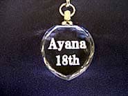 「名前、18th」を彫刻した、誕生日プレゼント用のガラス製キーホルダー