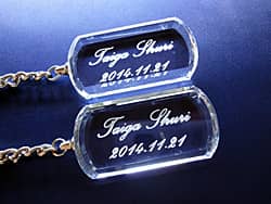 日付とカップルの名前を彫刻した、付き合い始めた記念日のプレゼント用のペアのガラス製キーホルダー