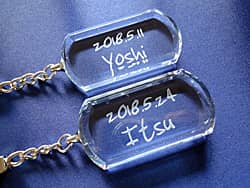名前と日付を彫刻した、誕生日プレゼント用ペアのキーホルダー