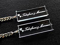 「旦那様と奥さまの名前」を彫刻した、結婚記念日祝い用のペアのキーホルダー