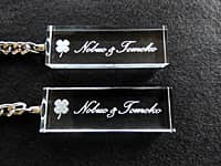 「新郎と新婦の名前」を彫刻した結婚祝い用のペアのキーホルダー