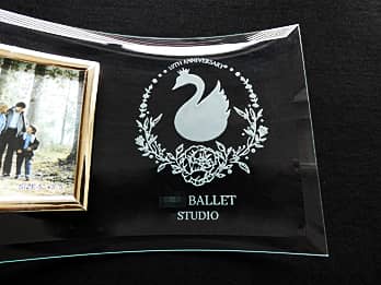 �o���G�����̃��S�}�[�N�𒤍������K���X���̎ʐ^����