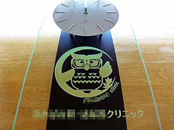 ���S�}�[�N�ƕa�@����O�ʃK���X�ɒ������Ċ��������|�����v