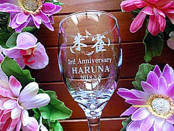 ���H�X�̃��S�}�[�N�𑤖ʂɒ����������C���O���X