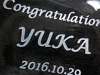 �����j���p�̃K���X����������ɒ��������A���j�����b�Z�[�W�Ƒ��鑊��̖��O�̊g��摜