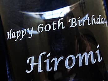 �җ�j���p�̃O���X���ʂɒ��������A���j�����b�Z�[�W�Ƒ��鑊��̖��O�̊g��摜