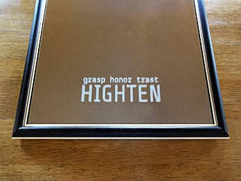 お店のロゴを表面に彫刻した鏡FR-1