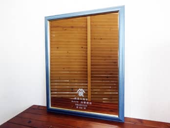 �u�����̉�Ж��ƃ}�[�N�A���j�����b�Z�[�W�v��\�ʂɒ��������A���N�j���p�̖�����~���[FR-10